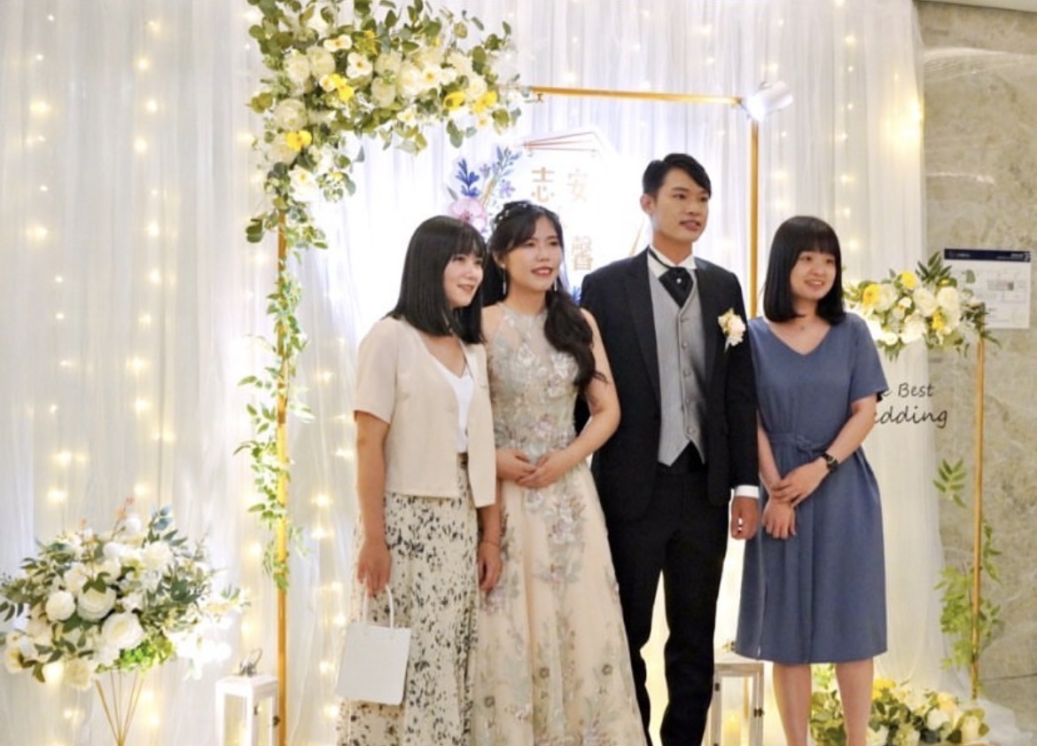 金色系室內婚禮宴客場景